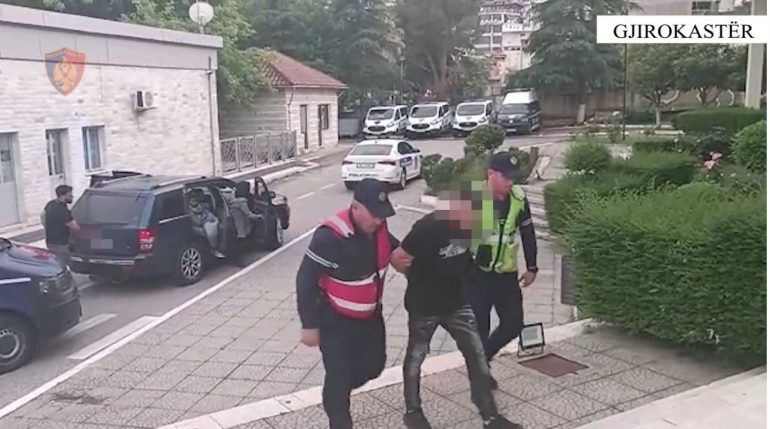 TRANSPORTONTE EMIGRANTË TË PALIGJSHËM/ Pranga 37-vjeçarit në Gjirokastër, ja çfarë iu gjet gjatë kontrollit