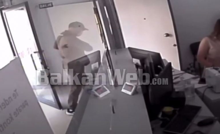 I VESHUR ME TË ZEZA DHE MASKË ANTI-COVID/ Autori hyn në ecxhange me pistoletë në dorë, shihni pamjet nga grabitja në Astir