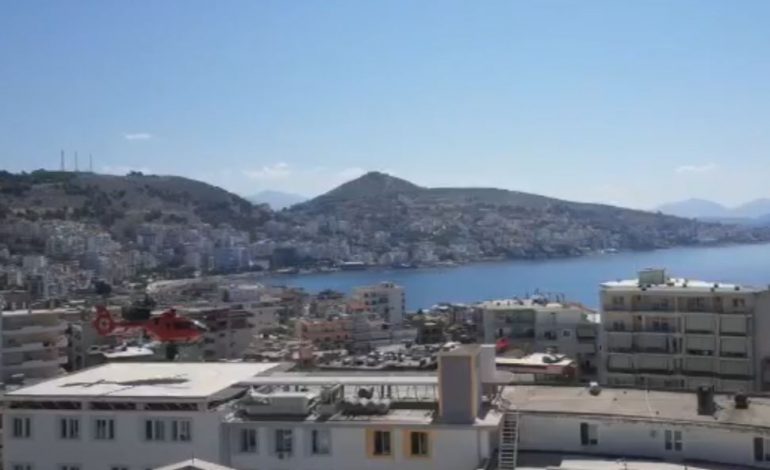 E RËNDË/ U rrëzua nga ashensori në Sarandë dhe mori plagë të mëdha në kokë, 55-vjeçari transportohet drejt Traumës