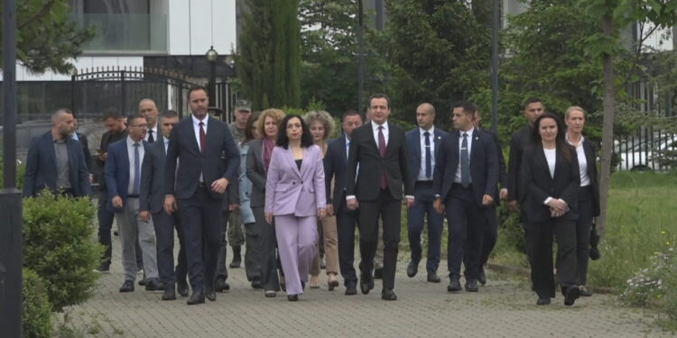24 VJET KOSOVË E LIRË/ Krerët e shtetit nderojnë Rugovën, Demaçin, Jasharin