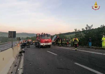 AKSIDENT I RËNDË NË ITALI/ Autobusi përplaset me 5 makina, 1 i vdekur dhe 14 të plagosur