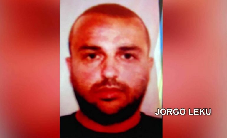 EKZEKUTOI ARMIKUN E SOKOL ÇAPJAS/ Kush është Jorgo Leku që u ekstradua sot drejt Shqipërisë, anëtari i klanit…