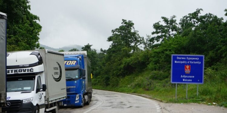 KOSOVA BLLOKON MAKINAT ME TARGA SERBE/ Radhë të gjata në pikat kufitare