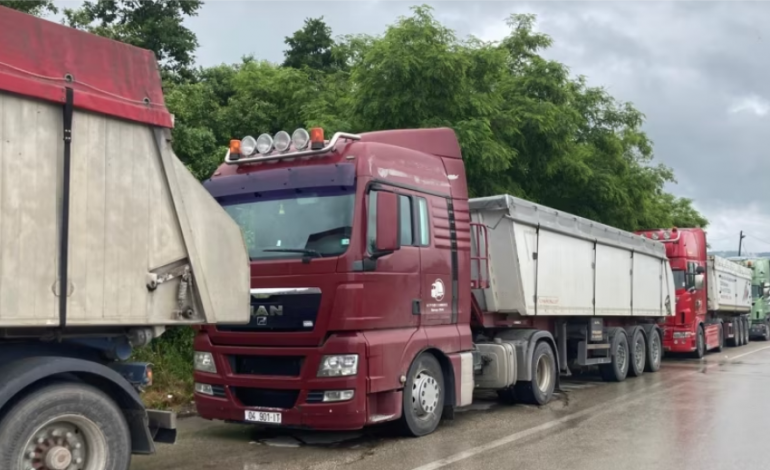 SITUATA NË VERI/ Kamionët me mallra serbe nuk lejohen as sot të hyjnë në Kosovë