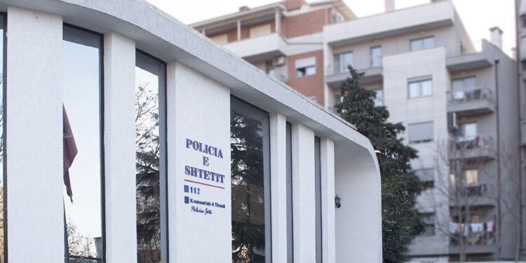 PEZULLOHET POLICI NË TIRANË/ Arrestoi pa arsye qytetarin, e dhunoi dhe në fund e kallëzoi