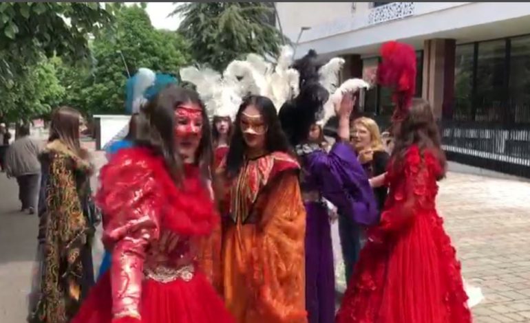KORÇA NË FESTË/ Karnavalet mbushin rrugët e qytetit, performanca e personazhe të shumta për të argëtuar qytetarët dhe turistët