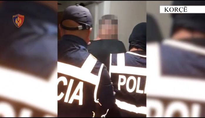 E PËSOJNË KEQ/ Shpërndanin kanabis dhe kokainë në qytet dhe kishin arsenal armësh në banesë, 2 në pranga në Korçë