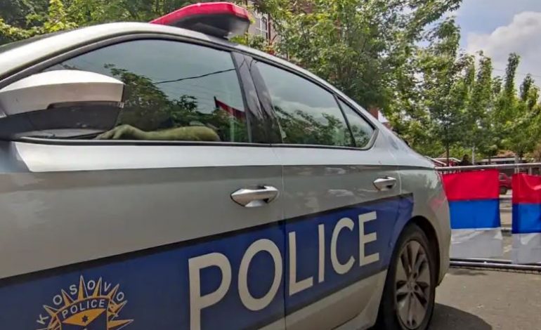TENSIONET NË VERI/ Protestuesit serbë sulmojnë me molotov gazetarët në Leposaviç