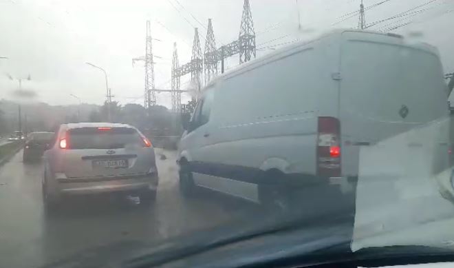 RESHJET E SHIUT PËRMBYSIN KUÇOVËN/ Uji “pushton” edhe nënstacionin elektrik në hyrje të qytetit