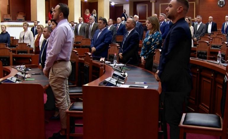 NDËRROI JETË NË MOSHËN 86-VJEÇARE/ Kuvendi mban një minutë heshtje për ish-kryeministrin Berlusconi