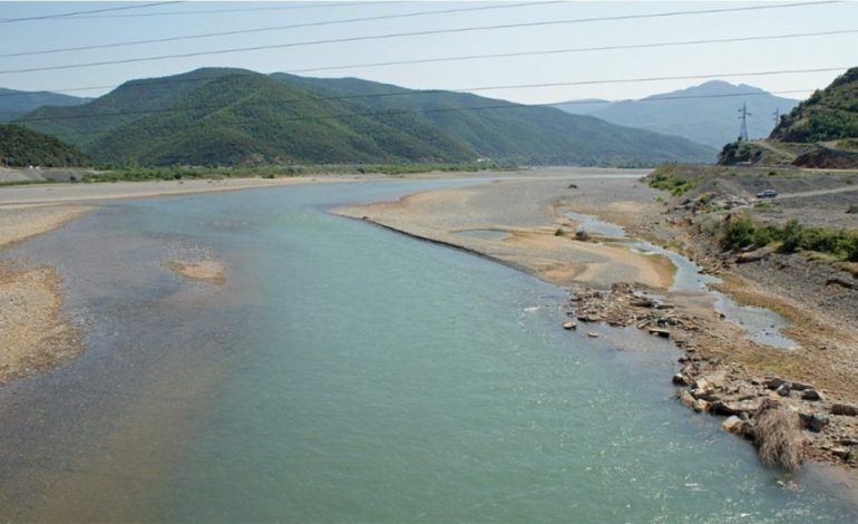 KISHTE DAL PËR PESHK ME SHOKËT, POR U MBYT NË UJËRAT E LUMIT MAT/ Rinisin kërkimet për gjetjen e trupit të 22-vjeçarit