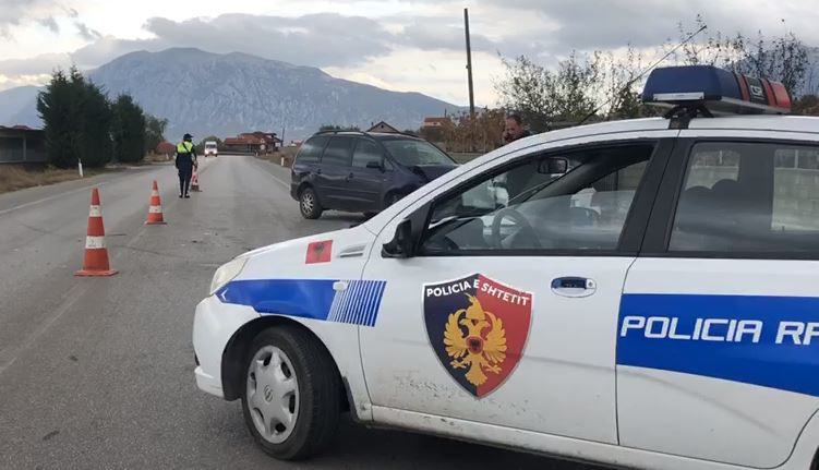 AKSIDENT NË AKSIN KORÇË-BILISHT/ Trajleri përplaset me makinën, një i vdekur (EMRI)