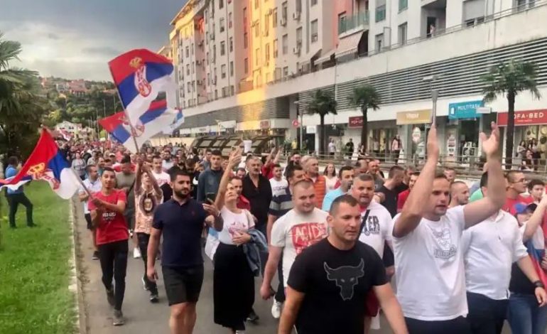 TENSIONET NË VERI/ Tubime në Mal të Zi në mbështetje të serbëve në Kosovë