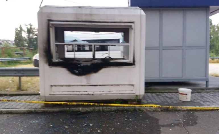 TENSIONET NË VERI TË KOSOVËS/ Sulmohet sërish një pikë kontrolli e policisë në Mitrovicë