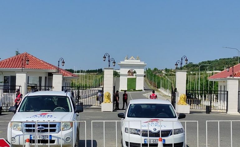 KONTROLLE NË KAMPIN MEK/ Policia zbarkon në Durrës