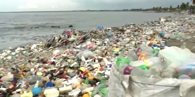 PLASTIKA PO NDOT PLANETIN/ 22 milionë ton mbetje në vit përfundojnë në oqeane dhe toka
