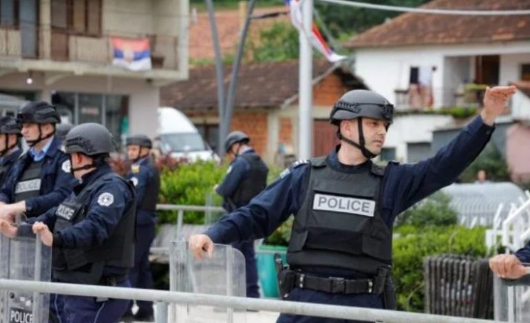 NUK KA QETËSI PËR VERIUN/ Sulmohet me gurë makina e policisë në Zveçan