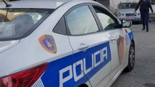 EMRI/ Hodhi nga automjeti pistoletën që mbante në brez, kur pa efektivët e policisë, arrestohet i riu në Pogradec