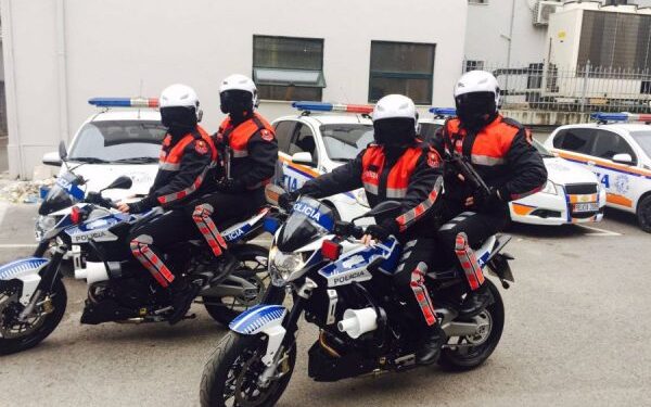 PO LËVIZNIN ME MOTOR/ Përplasen nga makina dy efektivët e “Shigjetës” në Tiranë