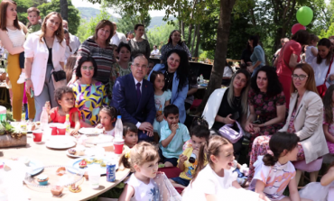 "KEMI NJË DETYRË..."/ Presidenti Begaj dhe Zonja e Parë festojnë me fëmijët e ushatarakëve në shtëpinë e foshnjës