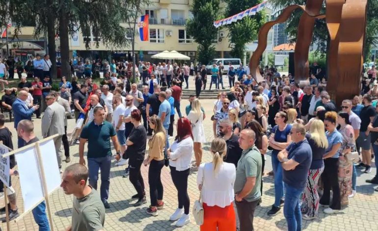 QYTETARËT SERBË PROTESTOJNË NË MITROVICËN E VERIUT/ Nxjerrin “Deklaratën e Vidovdanit”