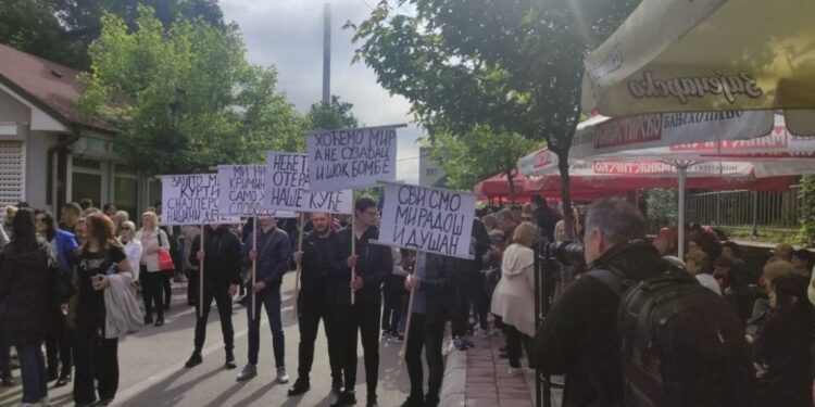 TENSIONET/ Serbët në veri ngrenë pankarta: Nuk do të na dëboni nga shtëpitë tona