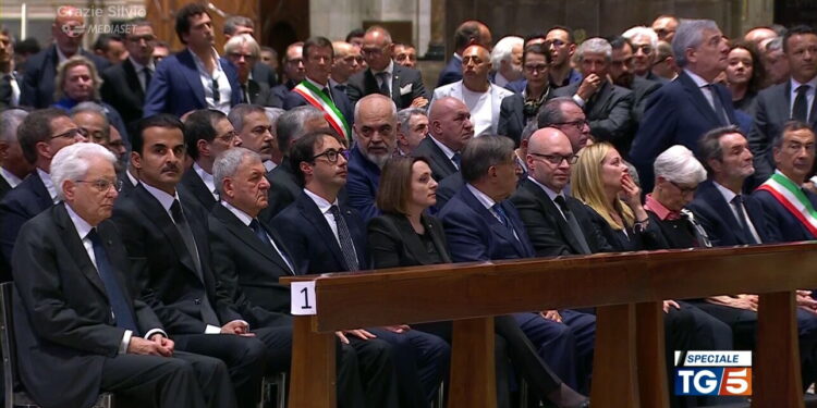 BERLUSCONI PËRCILLET PËR NË “BANESËN E FUNDIT”/ Rama i pranishëm në ceremoninë mortore të ish-kryeministrit italian
