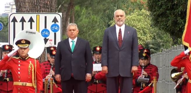 PAMJET/ Kryeministri i Hungarisë mbërrin në Shqipëri, pritet me ceremoni zyrtare