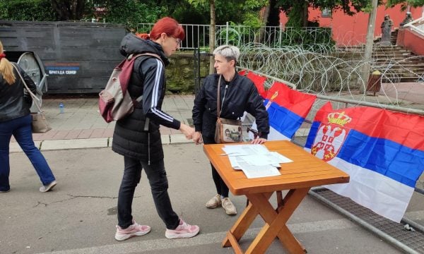 TENSIONET/ Nuk lejojnë futjen e kryetarëve në zyrë, serbët mblidhen sërish në Zveçan