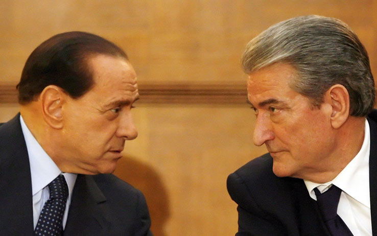 VDEKJA E BERLUSCONIT/ Berisha e nis konferencën me një minutë heshtje: Mik i çmuar i Shqipërisë