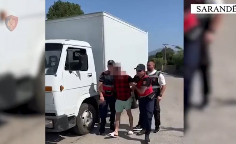 E PËSON KEQ/ Transportonte me kamionçinë 33 emigrantë të paligjshëm, pranga 38-vjeçarit në Sarandë