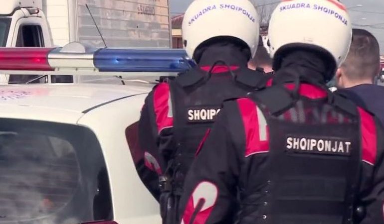 AKUZOHEN PËR KORRUPSION/ Gjykata e Tiranës lë në burg 2 efektivët e “Shqiponjave”