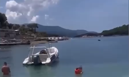 KONTROLLET PËRGJATË VIJËS BREGDETARE/ Bllokohet gomonia në Ksamil, po lundronte jashtë zonës së përcaktuar, gjobë…