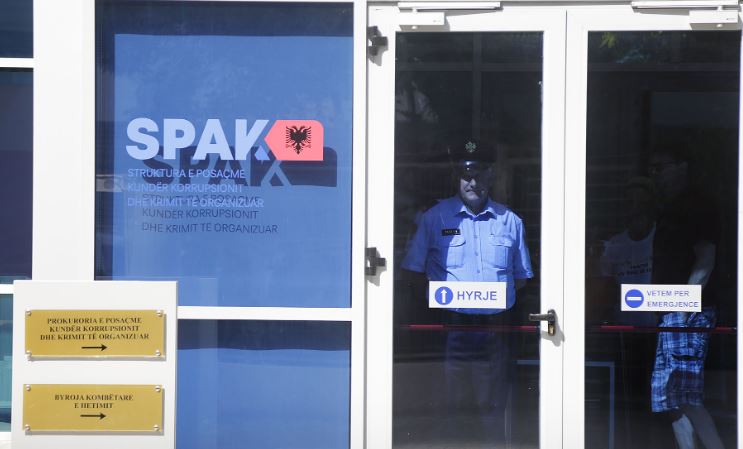 EKZEKUTIMI I 15 URDHËR-ARRESTEVE NGA SPAK/ Nga ish-shoferi i Ardi Veliut te biznesmeni i një argjendarie, zbardhen emrat