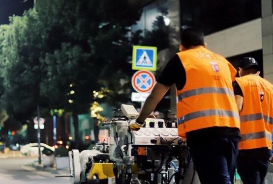 PËRFUNDON SINJALISTIKA LINEARE NË DY RRUGË NË TIRANË/ Veliaj tregon metodën që është përdorur: Kujdes i veçantë për çdo rrugë