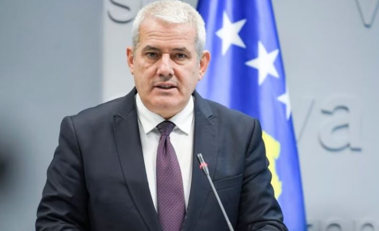 ZBULIMI I ARMATIMEVE NË VERI TË KOSOVËS/ Sveçla: Automjeti i konfiskuar, pronë e një ndërmarrjeje shtetërore të Serbisë
