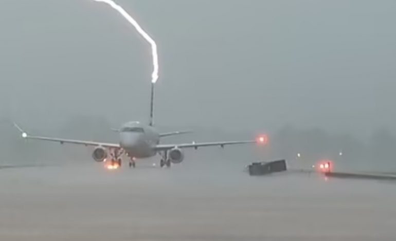 PAMJET/ Momenti kur rrufeja godet bishtin e një avioni në Arkansas