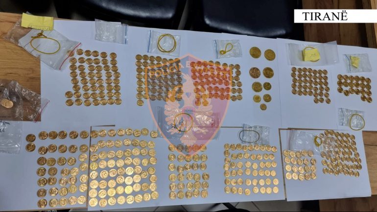 EMRAT/ Shisnin online monedha floriri dhe fshihnin të ardhurat, arrestohen babë e bir në Tiranë
