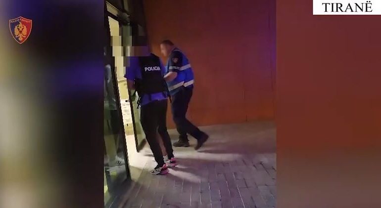 E PËSON KEQ/ Qarkullonte me armë në makinë, pranga “të fortit” në Tiranë