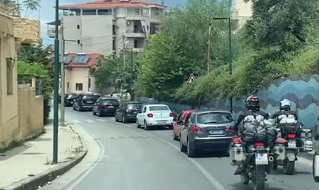 SEZONI VEROR/ Moti i paqendrueshëm largon pushuesit nga plazhet e Vlorës, shtohet trafiku i rënduar