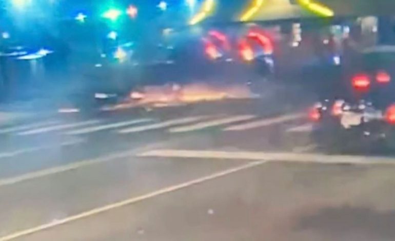 SHBA/ Fuoristrada kalon me “të kuqe” dhe vret pesë vajza, video nga momenti i aksidentit