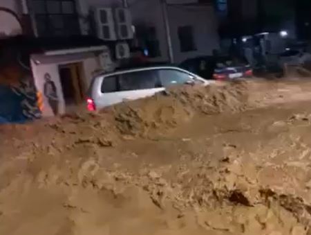 MOTI I KEQ/ Vërshimi i ujërave, nënë dhe bir humbin jetën në Kosovë