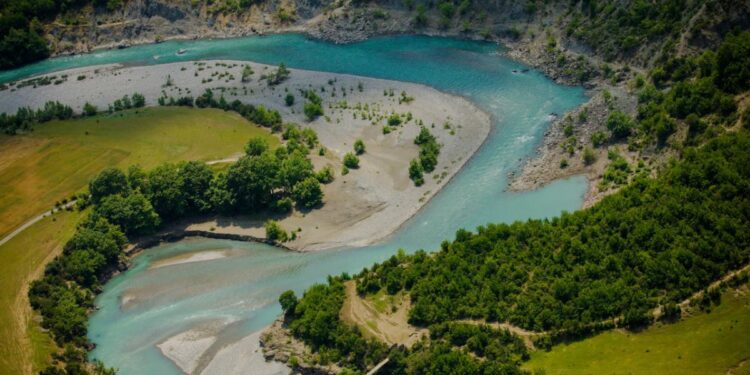 “LUMENJTË E SHQIPËRISË MBETEN…”/ “The Times” për Vjosën: Ujë i kristaltë e degëzime të bardha për rafting