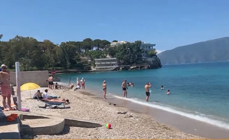 NIS ZYRTARISHT PLAZHI NË VLORË/ Kryesisht pushues ditore dhe vendas