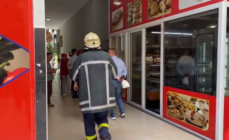 ZJARR NË NJË PALLAT NË TIRANË/ Forcat zjarrfikëse mbërrijnë në vendngjarje