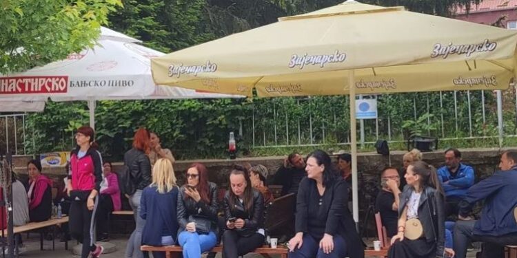 TENSIONET NË VERI/ Situata drejt normalizimit në Zveçan, policia heq një pjesë të telave me gjemba