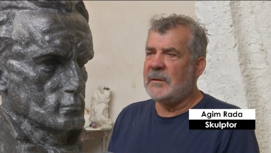 E TRISHTË/ Ndërron jetë në moshën 70-vjeçare skulptori, Agim Rada