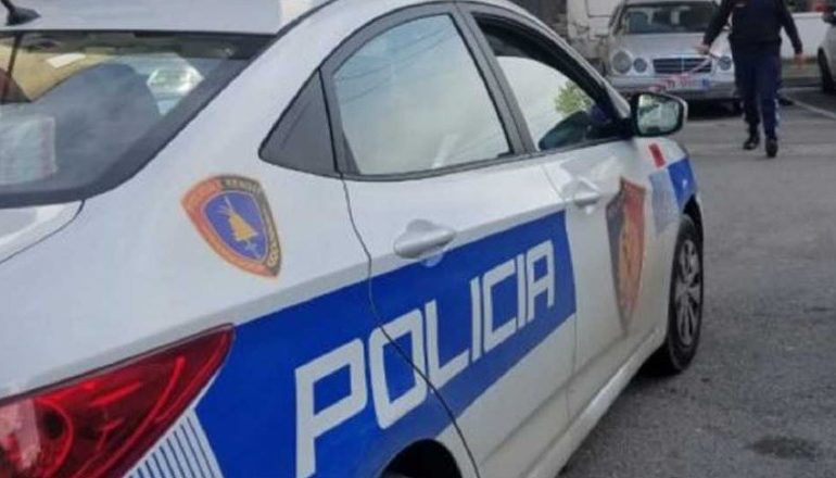 AKSIDENT NË POGRADEC/ Kamioni del nga rruga! Plagoset shoferi 43-vjeçar dhe pasagjeri