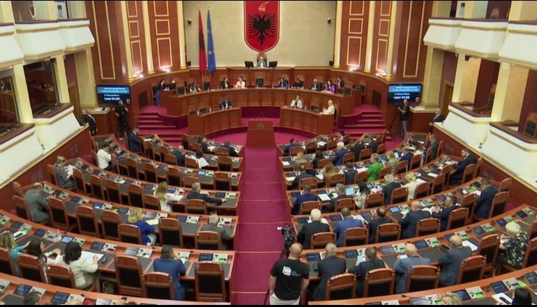 S’KA DIPLOMË PA PUNUAR 5 VITE/ Kuvendi vendos, projektligji për studentët e mjekësisë do të diskutohet me procedurë të përshpejtuar