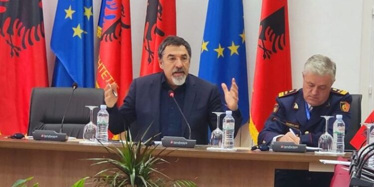 DHUNA BARBARE E FISIT RRAJA/ Çuçi i shkon në zyrë drejtorit të Policisë së Shtetit